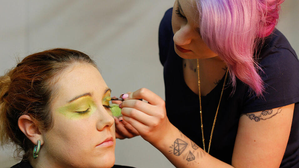 3. Mit grünem Lidschatten füllt Jacqueline die Blattform um die Augen aus. Das Gelb und Grün darf sich dabei vermischen. (Foto: Susanne Raith) 3. Mit grünem Lidschatten füllt Jacqueline die Blattform um die Augen aus. Das Gelb und Grün darf sich dabei vermischen. (Foto: Susanne Raith)