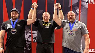 Ein goldener Samstag: Sepp Maurer mit seinen Athleten Max Probst (links) und Christoph Senn (rechts), die zwei Goldmedaillen und drei Weltrekorde bei Mr. Olympia in Las Vegas holten. Ein goldener Samstag: Sepp Maurer mit seinen Athleten Max Probst (links) und Christoph Senn (rechts), die zwei Goldmedaillen und drei Weltrekorde bei Mr. Olympia in Las Vegas holten.
