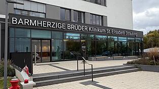 Angriff auf Polizeibeamte am Straubinger Klinikum. Jetzt wird auch nach einer unbekannten Frau gesucht. Angriff auf Polizeibeamte am Straubinger Klinikum. Jetzt wird auch nach einer unbekannten Frau gesucht.
