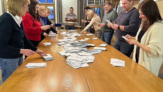 Im Großen Sitzungssaal der Stadt Furth im Wald sind die Wahlhelfer fleißig damit beschäftigt, die abgegebenen Stimmen zu zählen. Im Großen Sitzungssaal der Stadt Furth im Wald sind die Wahlhelfer fleißig damit beschäftigt, die abgegebenen Stimmen zu zählen.
