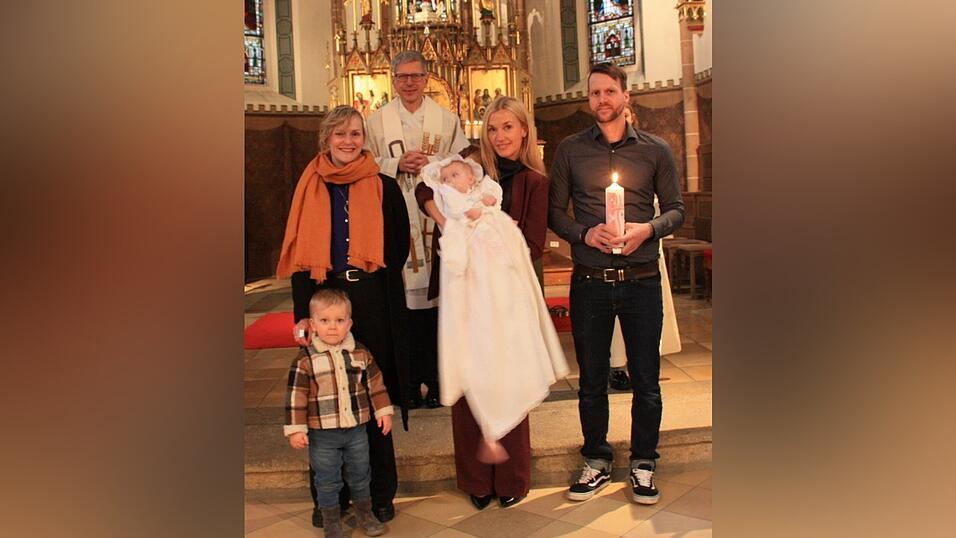 Pfarrer Johann Wutz, die Eltern Kerstin (l.) und Stefan Probst, Patin Verena Vogl mit T&auml;ufling Valentina und Bruder Konstantin
