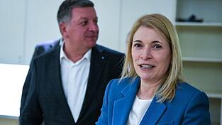 Bahnchefin Evelyn Palla und Verkehrsminister Christian Bernreiter im Landtag.