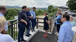In der Eichenstra&szlig;e nehmen die Bauausschussmitglieder die aufwendig sanierte St&uuml;tzmauer in Augenschein. Auch die Fahrbahnsanierung in Eichen- und Berghangstra&szlig;e steht mittelfristig an, berichtete B&uuml;rgermeister Martin Stoiber.