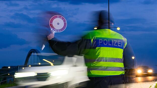 Spraydosen, Atemschutzmasken und weitere Ausrüstung wurden bei einer Kontrolle am Grenzübergang in Simbach am Inn entdeckt. (Symbolbild) Spraydosen, Atemschutzmasken und weitere Ausrüstung wurden bei einer Kontrolle am Grenzübergang in Simbach am Inn entdeckt. (Symbolbild)