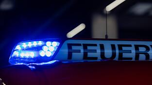 Die Regensburger Berufsfeuerwehr r&uuml;ckte am Samstagabend in die Friedenstra&szlig;e aus.