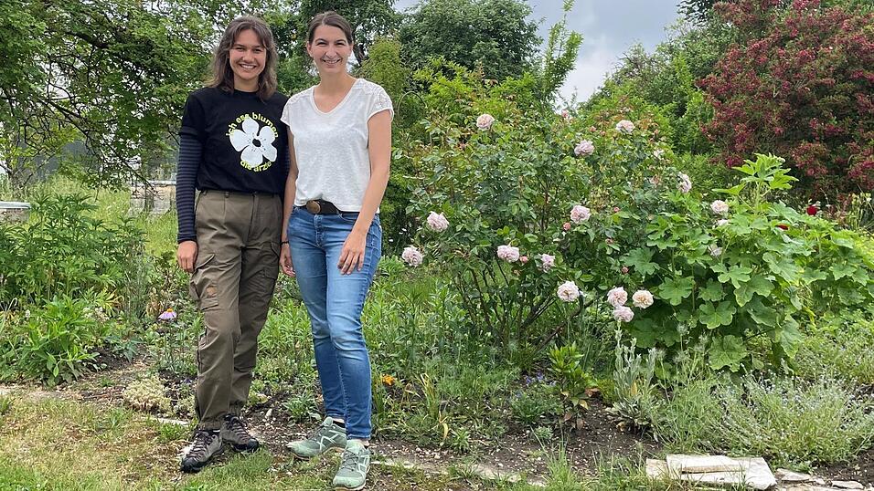 Marlene (l.) und Lucia Gruber in ihrem Blumengarten.