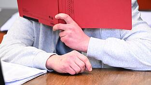 Der 24 Jahre alte Angeklagte soll seine Großmutter ermordet haben. (Archivbild) Der 24 Jahre alte Angeklagte soll seine Großmutter ermordet haben. (Archivbild)