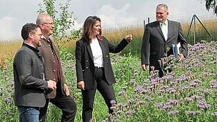 Die Ministerin zusammen mit dem Bürgermeister und Landrat Franz Löffler (2. v. l.) und MdL Gerhard Hopp (1. v. l.).