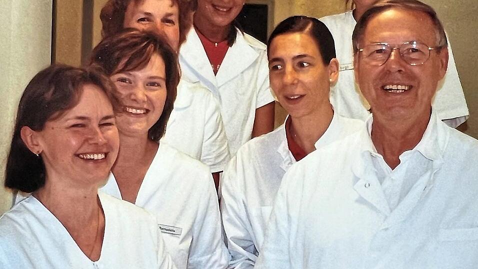Friedrich Strauß (rechts) zusammen mit Susanne Strauß (Zweite von rechts) und seinen Arzthelferinnen bei seiner Verabschiedung 2006. 'Das Bild beschreibt perfekt, wie mein Ehemann war', findet Sylvia Strauß. Friedrich Strauß (rechts) zusammen mit Susanne Strauß (Zweite von rechts) und seinen Arzthelferinnen bei seiner Verabschiedung 2006. 'Das Bild beschreibt perfekt, wie mein Ehemann war', findet Sylvia Strauß.