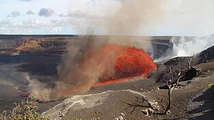 Der Kilauea-Vulkan auf Hawaii spuckt Lavafontänen.