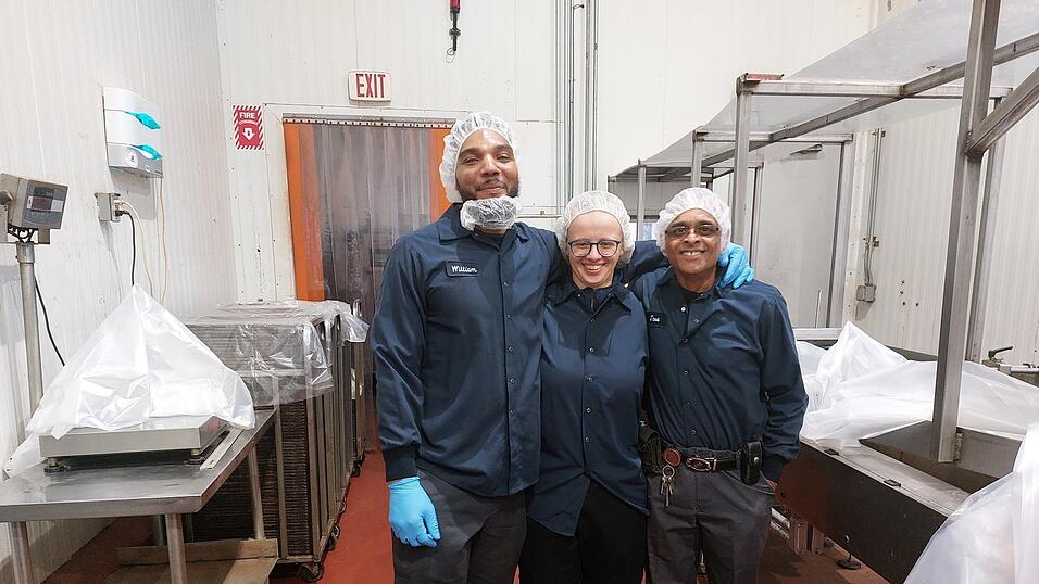 Pia Hilmer mit ihren Arbeitskollegen in der Bäckerei. Pia Hilmer mit ihren Arbeitskollegen in der Bäckerei.