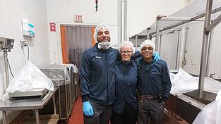 Pia Hilmer mit ihren Arbeitskollegen in der Bäckerei.