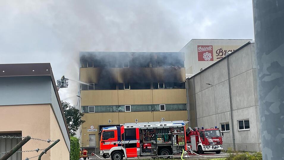 So sieht die Lage um kurz vor 12.30 Uhr aus: Die Feuerwehr ist am Gel&auml;nde mit etlichen Kr&auml;ften vor Ort.&nbsp;