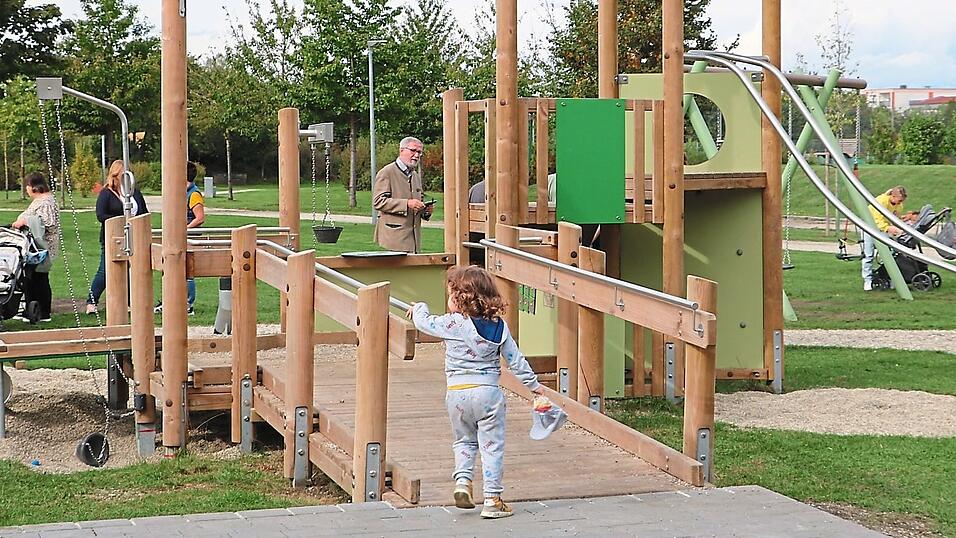 Die Holzanlage mit Sandspiel ist dank Rampe auch im Rollstuhl zu erreichen.