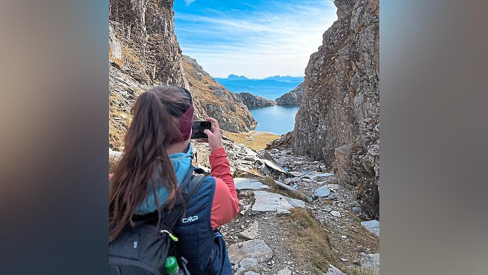 Der große Seefeldsee strahlt mit dem blauen Himmel um die Wette.