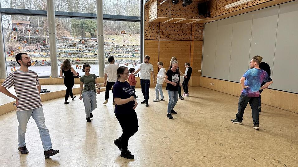 Wie bewegt man sich auf der Bühne? Das ist ein erster Schritt bei den Proben. Wie bewegt man sich auf der Bühne? Das ist ein erster Schritt bei den Proben.