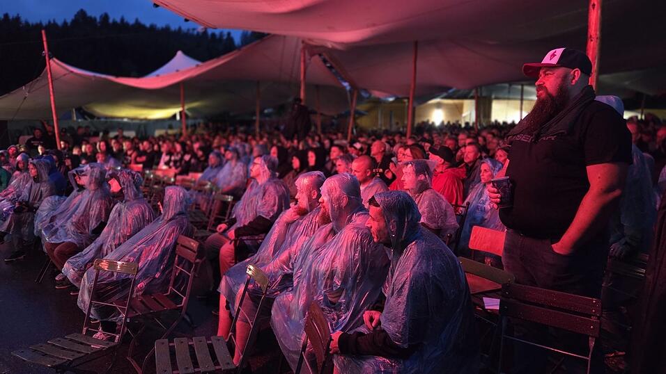 Regenponcho statt Sonnenschirm und Strohhut: Bei der Eisenhart-Challenge auf der Höllhöhe musste das Publikum Regen und Kälte trotzen. Regenponcho statt Sonnenschirm und Strohhut: Bei der Eisenhart-Challenge auf der Höllhöhe musste das Publikum Regen und Kälte trotzen.