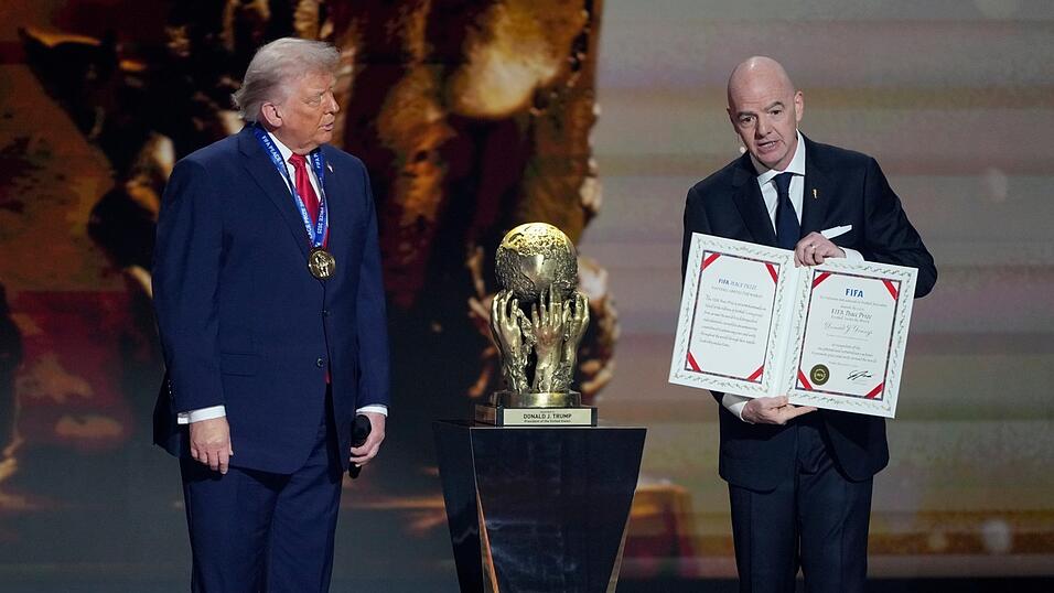 US-Präsident Donald Trump (l.) erhält den FIFA-Friedenspreis von FIFA-Präsident Gianni Infantino.
