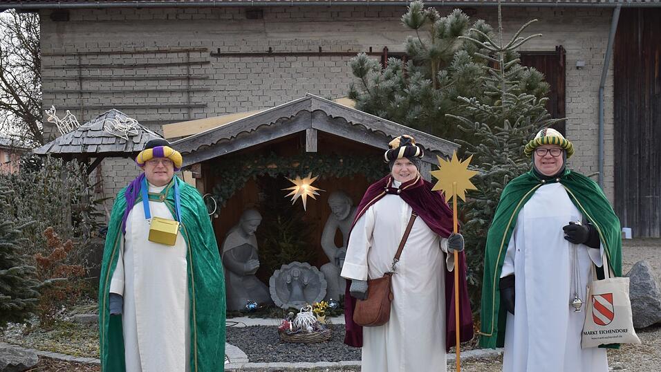 Da staunten wohl manche Eichendorfer nicht schlecht, als sie die T&uuml;r &ouml;ffneten und Diakon Uli Bauer (v. l.), Gemeindereferentin Tanja Schnurr und Pfarrer Josef Jacek um eine Spende baten.