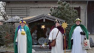 Da staunten wohl manche Eichendorfer nicht schlecht, als sie die Tür öffneten und Diakon Uli Bauer (v. l.), Gemeindereferentin Tanja Schnurr und Pfarrer Josef Jacek um eine Spende baten. Da staunten wohl manche Eichendorfer nicht schlecht, als sie die Tür öffneten und Diakon Uli Bauer (v. l.), Gemeindereferentin Tanja Schnurr und Pfarrer Josef Jacek um eine Spende baten.