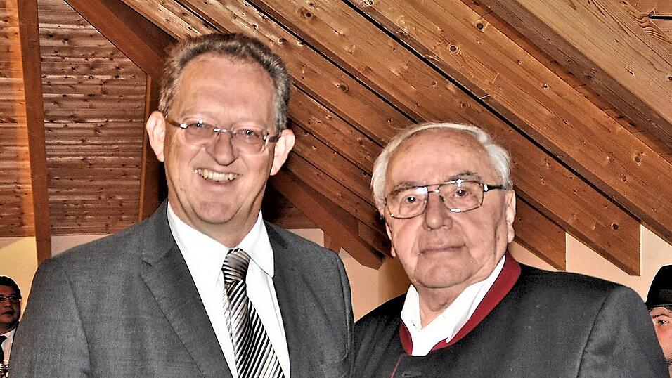 Werner Bachmeier (r.) war 18 Jahre Bürgermeister von Hengersberg. Sein Nachfolger Christian Mayer würdigte seine Verdienste am Freitagabend bei einer Feierstunde im Rathaus. Werner Bachmeier (r.) war 18 Jahre Bürgermeister von Hengersberg. Sein Nachfolger Christian Mayer würdigte seine Verdienste am Freitagabend bei einer Feierstunde im Rathaus.