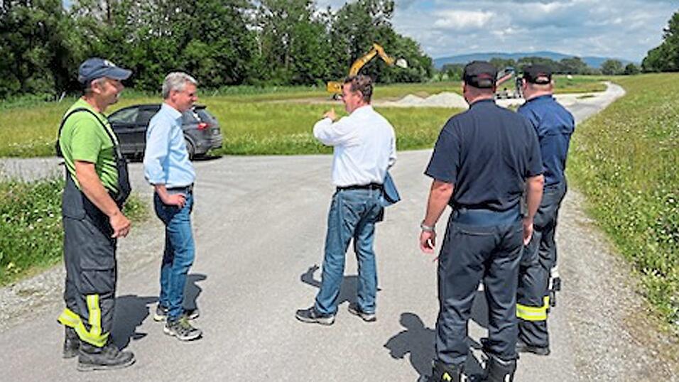 Landrat Bernd Sibler machte sich in Osterhofen am Dienstagnachmittag noch einmal ein Bild von der Hochwasserlage. Landrat Bernd Sibler machte sich in Osterhofen am Dienstagnachmittag noch einmal ein Bild von der Hochwasserlage.