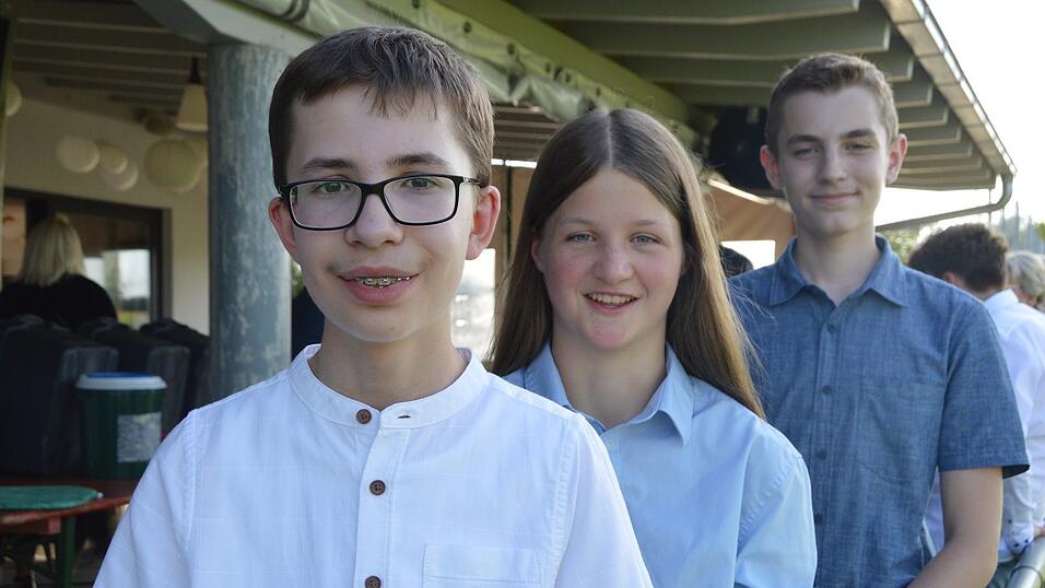 Lukas, Amelie und Julian freuen sich &uuml;ber die Bestnoten ihres Jahrgangs.
