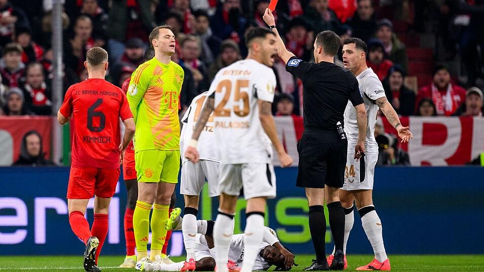 Schlüsselszene im Pokal-Duell: Bayern-Torwart Manuel Neuer sieht die Rote Karte nach einem Foul außerhalb des Strafraums.