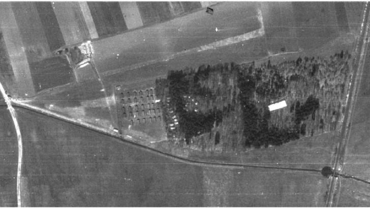 Eine Luftbildaufnahme des KZ-Außenlagers Ganacker vom 2. April 1945