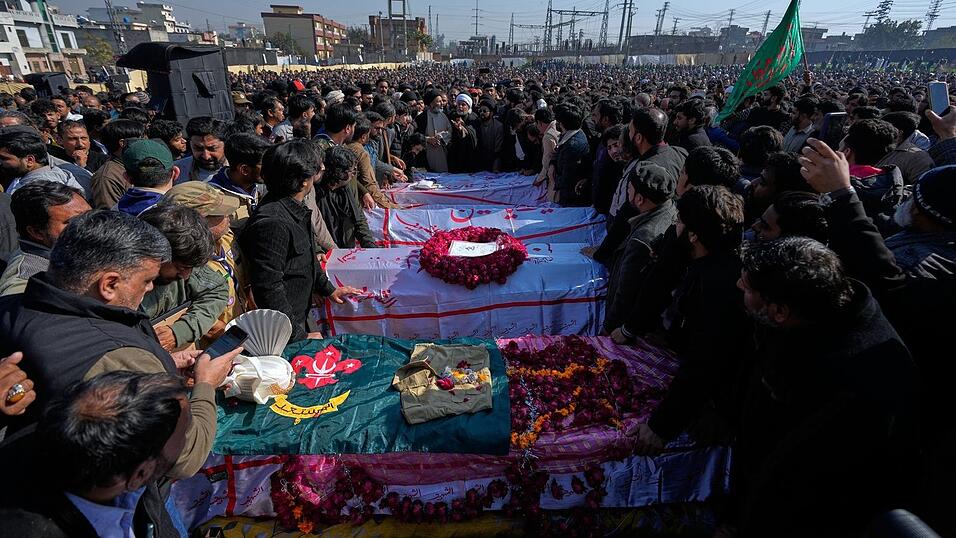 Nach Angaben aus Pakistan wurde der t&ouml;dliche Anschlag im Nachbarland Afghanistan geplant. Der IS hatte die Tat f&uuml;r sich reklamiert.