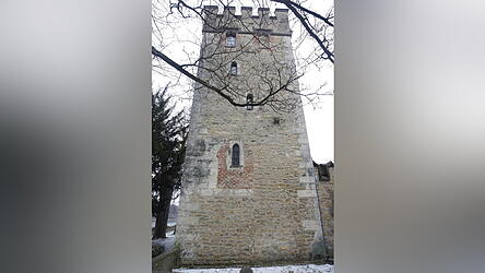 Der f&uuml;nfgeschossige Turm von der Donauseite.