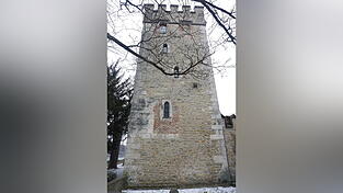 Der f&uuml;nfgeschossige Turm von der Donauseite.