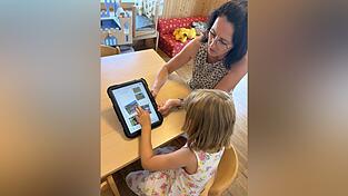 Mit ihrer Erzieherin Claudia Fischer vom Kindergarten Don Bosco in Mitterfels arbeitet die fünfjährige Theresa gerade an ihrem Portfolio. Mit ihrer Erzieherin Claudia Fischer vom Kindergarten Don Bosco in Mitterfels arbeitet die fünfjährige Theresa gerade an ihrem Portfolio.