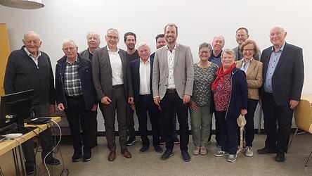 Josef Brunner (v. l.), Josef Einhellig, Josef Laschinger, Werner Bumeder, Martin Götz, Xaver Hagn, Martin Rapke, Matthias Kohlmayer, Ingrid Schaffer, Werner Leis, Marianne Haas, Josef Geßl, Helene Sturm und Heinrich Trapp bilden die neue Vorstandschaft. Josef Brunner (v. l.), Josef Einhellig, Josef Laschinger, Werner Bumeder, Martin Götz, Xaver Hagn, Martin Rapke, Matthias Kohlmayer, Ingrid Schaffer, Werner Leis, Marianne Haas, Josef Geßl, Helene Sturm und Heinrich Trapp bilden die neue Vorstandschaft.