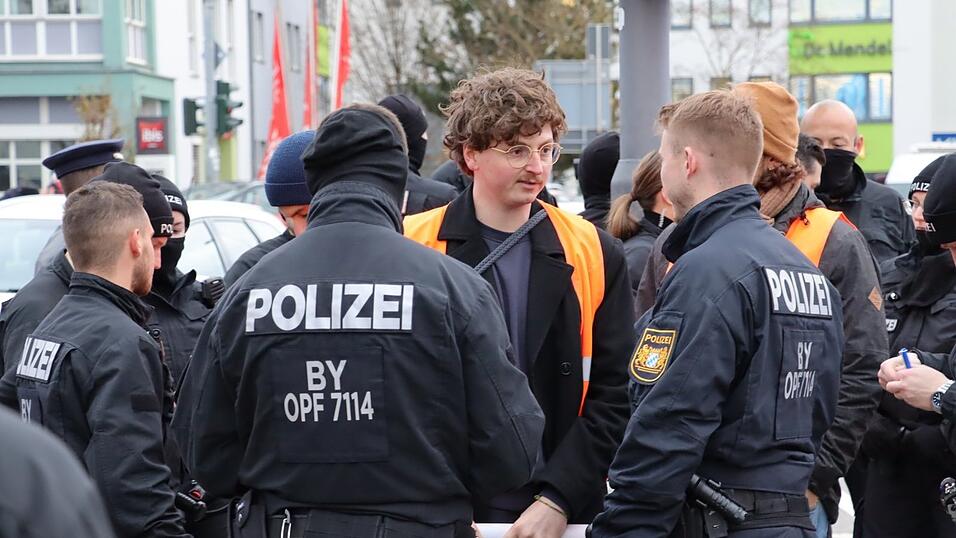 Die Polizei trennte die Aktivisten voneinander.