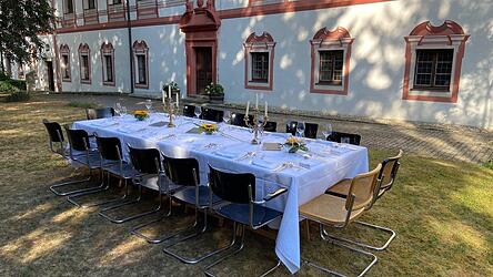 Stilvolles Ambiente im Garten von Schloss Miltach: An dieser Tafel d&uuml;rfen die G&auml;ste Platz nehmen.