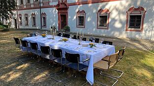 Stilvolles Ambiente im Garten von Schloss Miltach: An dieser Tafel dürfen die Gäste Platz nehmen. Stilvolles Ambiente im Garten von Schloss Miltach: An dieser Tafel dürfen die Gäste Platz nehmen.