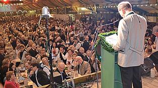 2019 konnte letztmals ein Starkbierfest stattfinden, nun soll es in der kommenden Woche endlich eine Neuauflage geben. Doch dies stößt angesichts von Corona-Pandemie und Ukrainekrieg auch auf Kritik. 2019 konnte letztmals ein Starkbierfest stattfinden, nun soll es in der kommenden Woche endlich eine Neuauflage geben. Doch dies stößt angesichts von Corona-Pandemie und Ukrainekrieg auch auf Kritik.