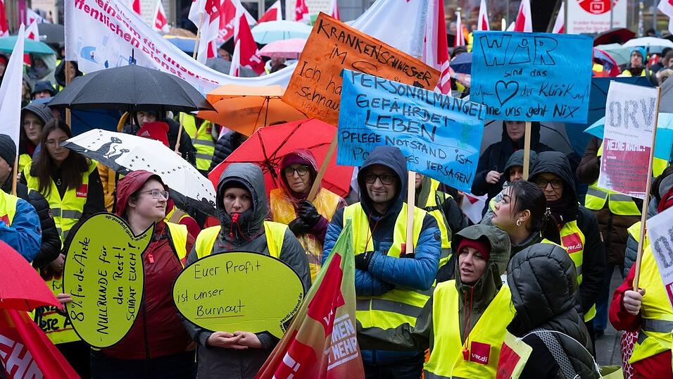 Trotzten dem Regen: Teilnehmer der Verdi-Kundgebung in München.