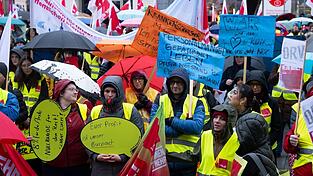 Trotzten dem Regen: Teilnehmer der Verdi-Kundgebung in München.
