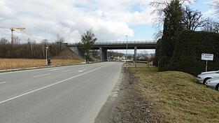 Als kostengünstigere und klimaschonende Alternative zur geplanten neuen Donaubrücke hat die Aktionsgruppe Klimaentscheid Deggendorf Auffahrten auf die A92 in Fischerdorf auf Höhe der dortigen Autobahn-Brücke vorgeschlagen.