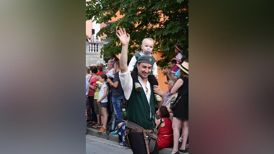 Die schönsten Augenblicke des historischen Drachenstich-Festzuges 2016. Die schönsten Augenblicke des historischen Drachenstich-Festzuges 2016.