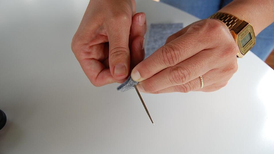 3. Da, wo die Linien des Rasters aufeinander treffen, musst du mit der großen Nadel, die sich im Druckknopfset befindet, ein Loch vorstechen. 3. Da, wo die Linien des Rasters aufeinander treffen, musst du mit der großen Nadel, die sich im Druckknopfset befindet, ein Loch vorstechen.