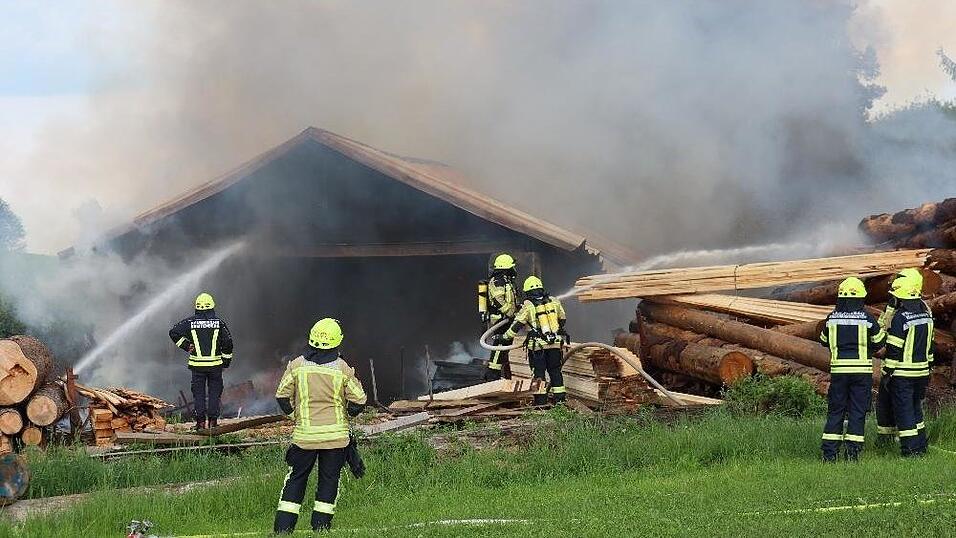 In Breitenberg ist am Dienstagabend ein Brand in einem Sägewerk ausgebrochen. In Breitenberg ist am Dienstagabend ein Brand in einem Sägewerk ausgebrochen.