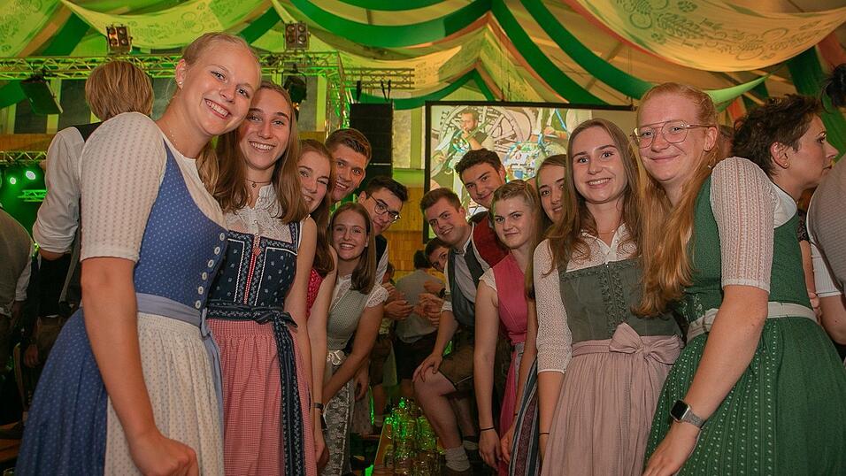 Am Dienstag spielte der Menzl im Festzelt Weckmann auf. Diese Blasmusikfreunde waren mit dabei.