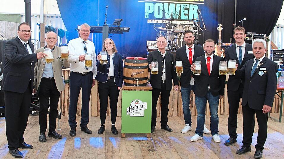 Die Honoratioren sto&szlig;en auf ein gutes Gelingen des Festes an.