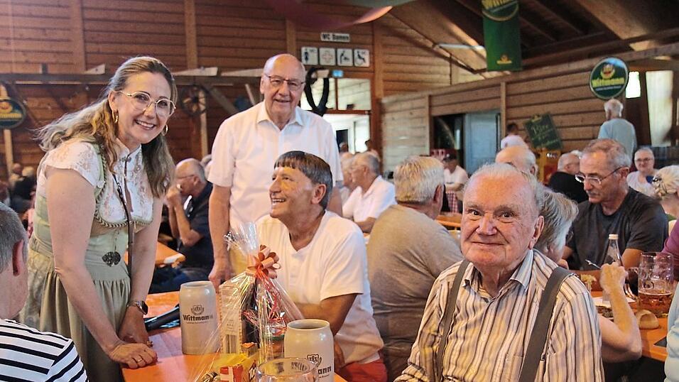 Auch der 94-jährige Andreas Bartel (rechts im Bild) bekam als älteste Besucher ein Präsent überreicht. Auch der 94-jährige Andreas Bartel (rechts im Bild) bekam als älteste Besucher ein Präsent überreicht.