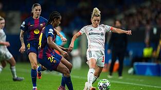 Linda Dallmann (r) und die Bayern-Frauen haben gegen den FC Barcelona eine herbe Pleite kassiert.