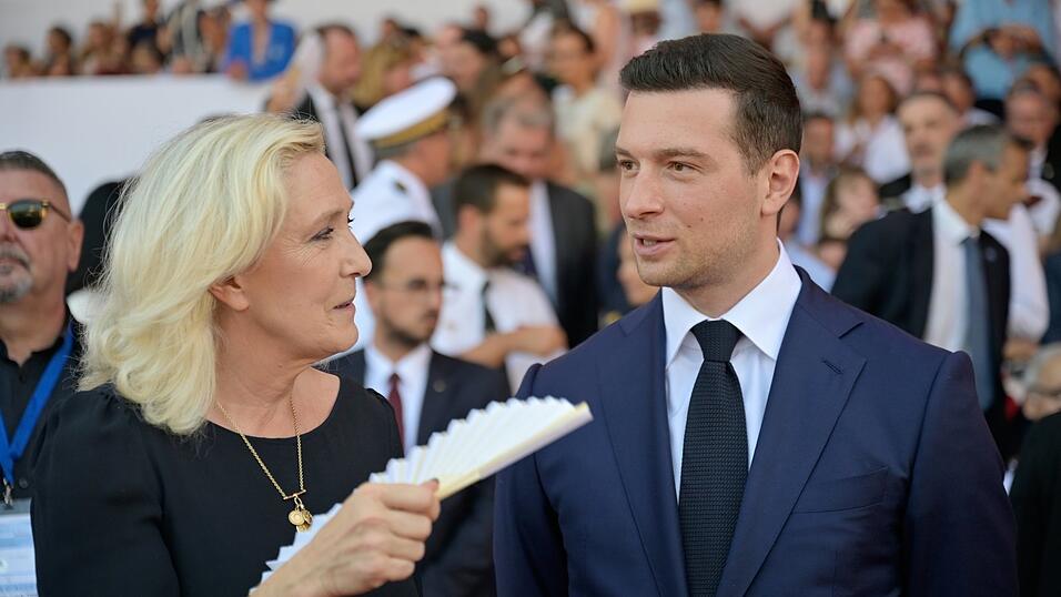 Die rechtsextreme Politikerin Marine Le Pen und der Vorsitzende der rechtsextremen Partei „Rassemblement National“, Jordan Bardella. Die rechtsextreme Politikerin Marine Le Pen und der Vorsitzende der rechtsextremen Partei „Rassemblement National“, Jordan Bardella.