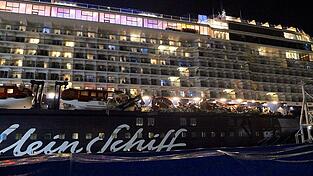 Die Passagiere können auf dem Schiff bleiben. Die Passagiere können auf dem Schiff bleiben.